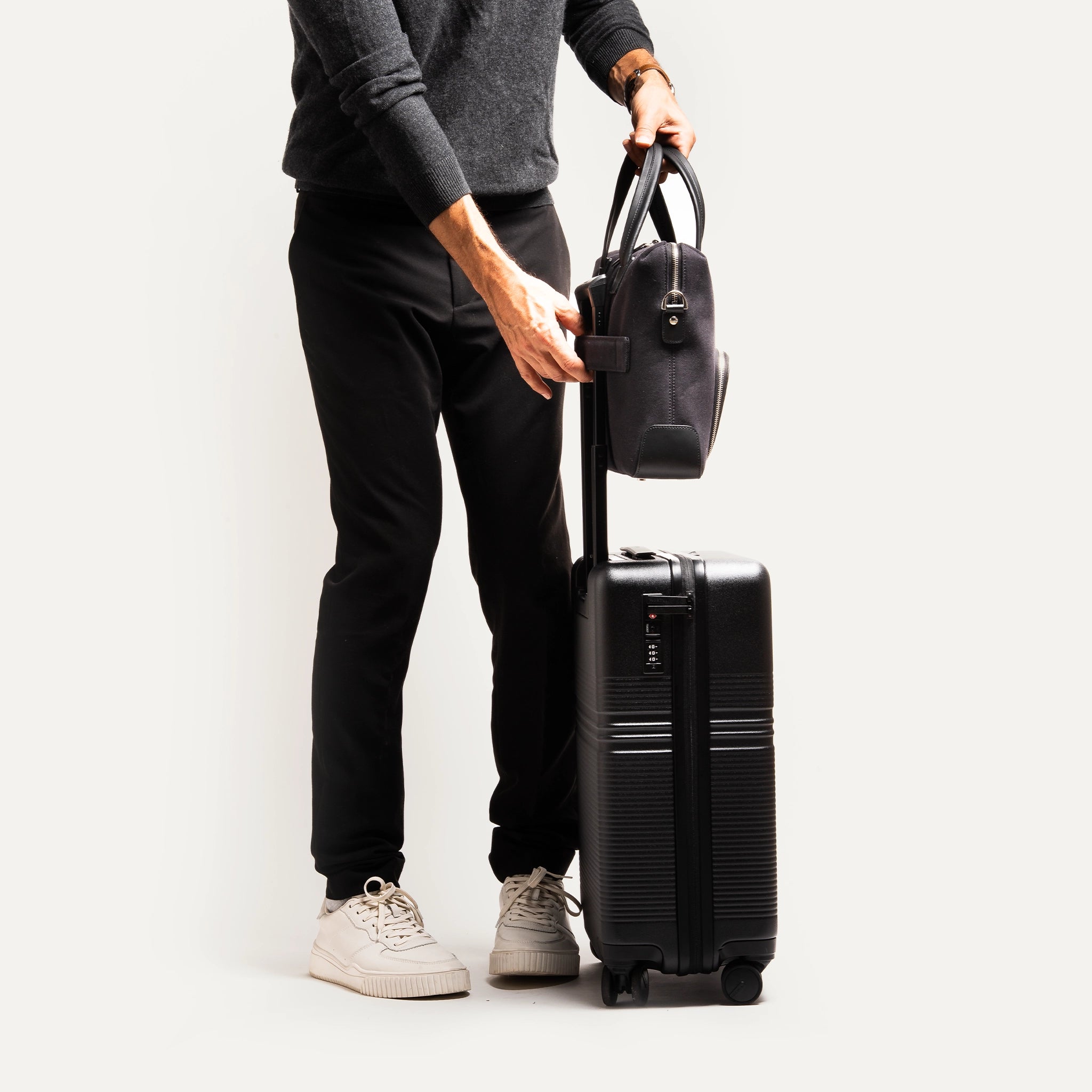 Porte-documents avec sangle pour l'accrocher à une valise