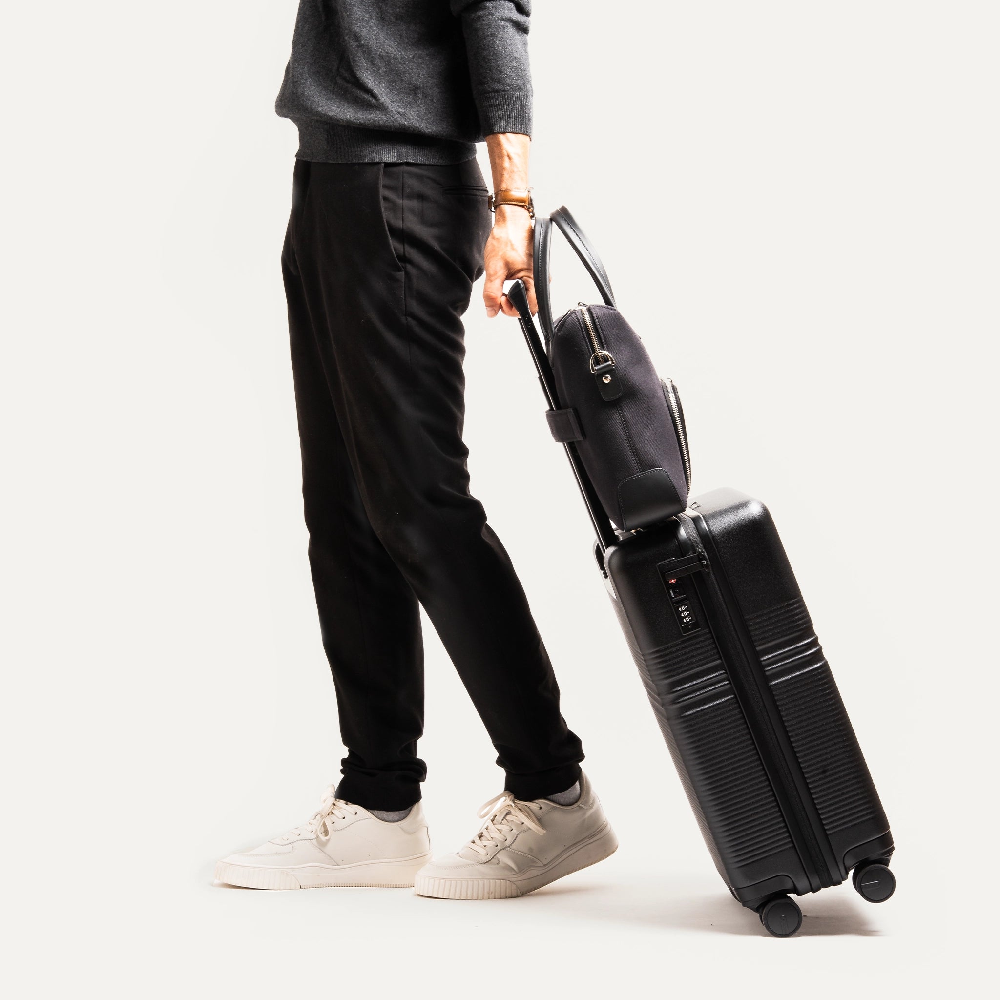 Porte-documents en toile et cuir porté sur une valise