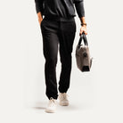 Porte documents en toile élégant et fin, avec poignées en cuir et poche pour les câbles.