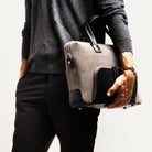 Un format compact pour ce porte documents en toile déperlante et cuir lisse au tannage végétal