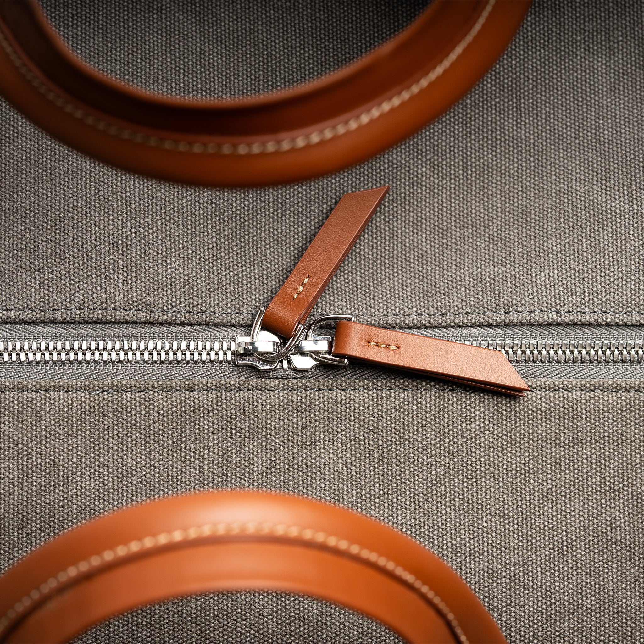 Leather travel bags for men with high-end finishes equipped with YKK closure and brass accessories.
