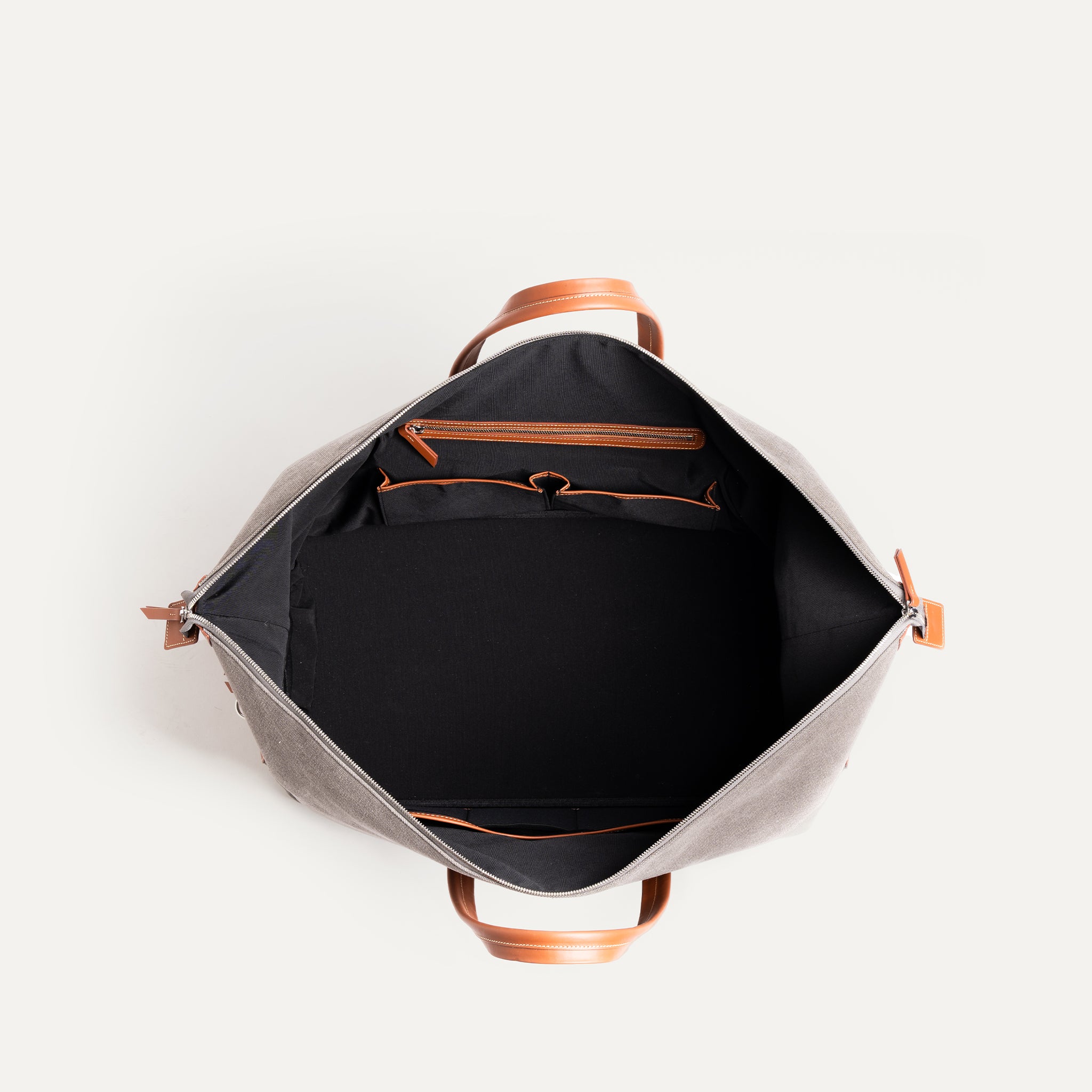 Leather travel bags for men with a central 30-litre compartment.