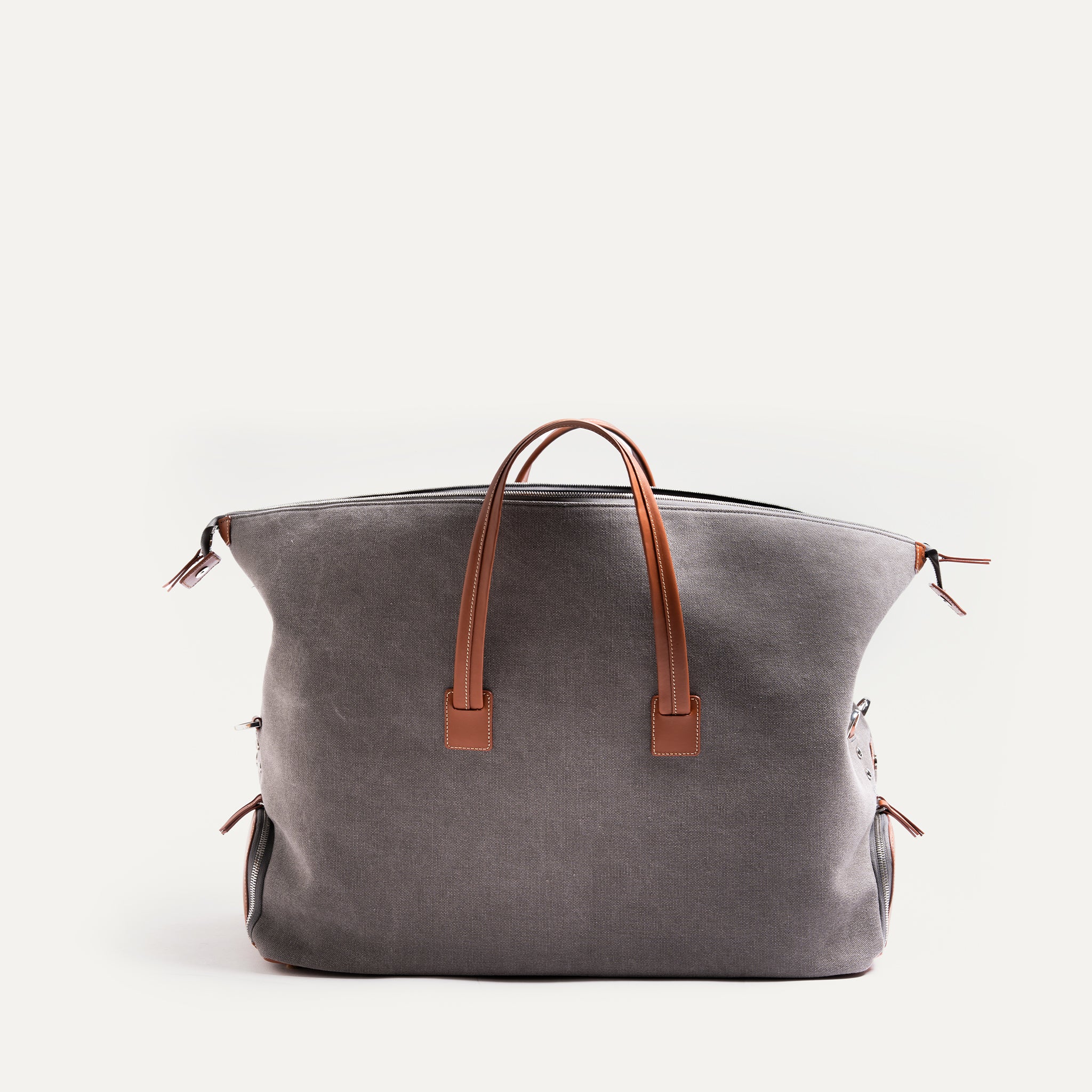 Leather travel bags for men with a central 30-litre compartment and two storage compartments for shoes and a toiletry bag.