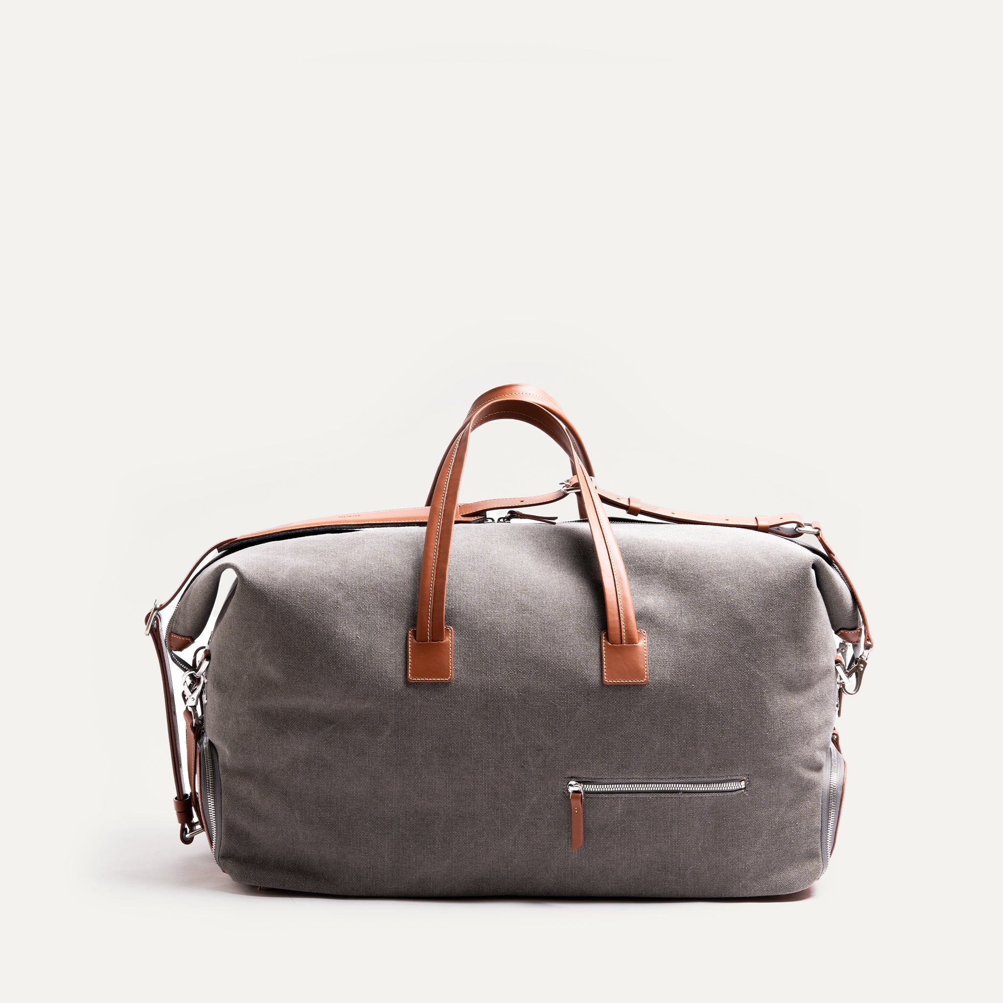 Leather travel bags for men WILSON thought by lundi equipped with an adjustable strap, a passport pocket and two exterior storage compartments.