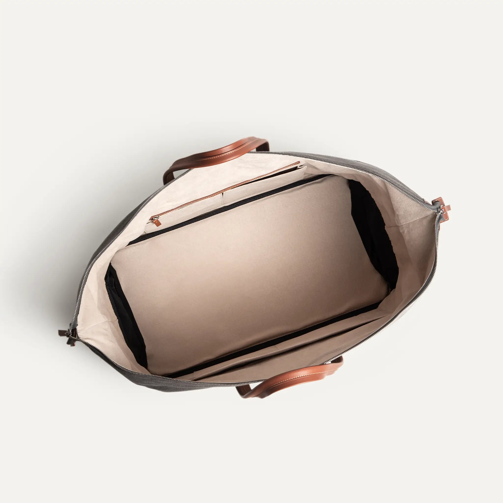 Leather travel bags for men with a central 30-litre compartment.