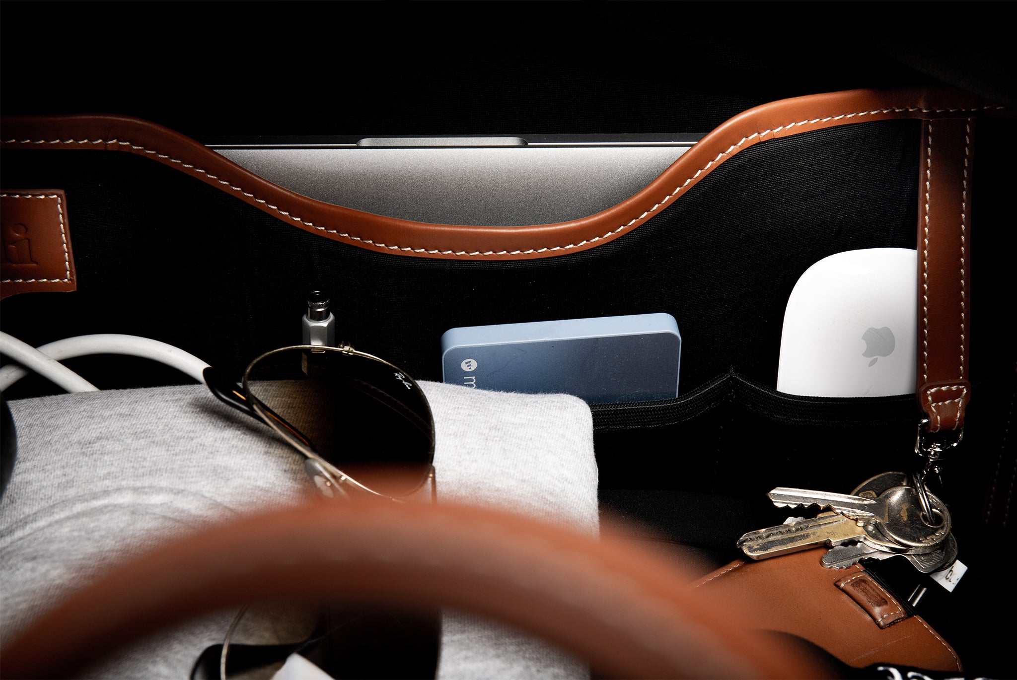 Leather travel bags for men designed by lundi to be elegant and ultra functional with a compartment for your accessories and belongings.