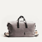 Sac de voyage WILSON est conçu pour les voyageurs exigeants, offrant un compartiment séparé pour chaussures pour garder vos affaires propres et un design en toile grise est à la fois élégant et résistant.