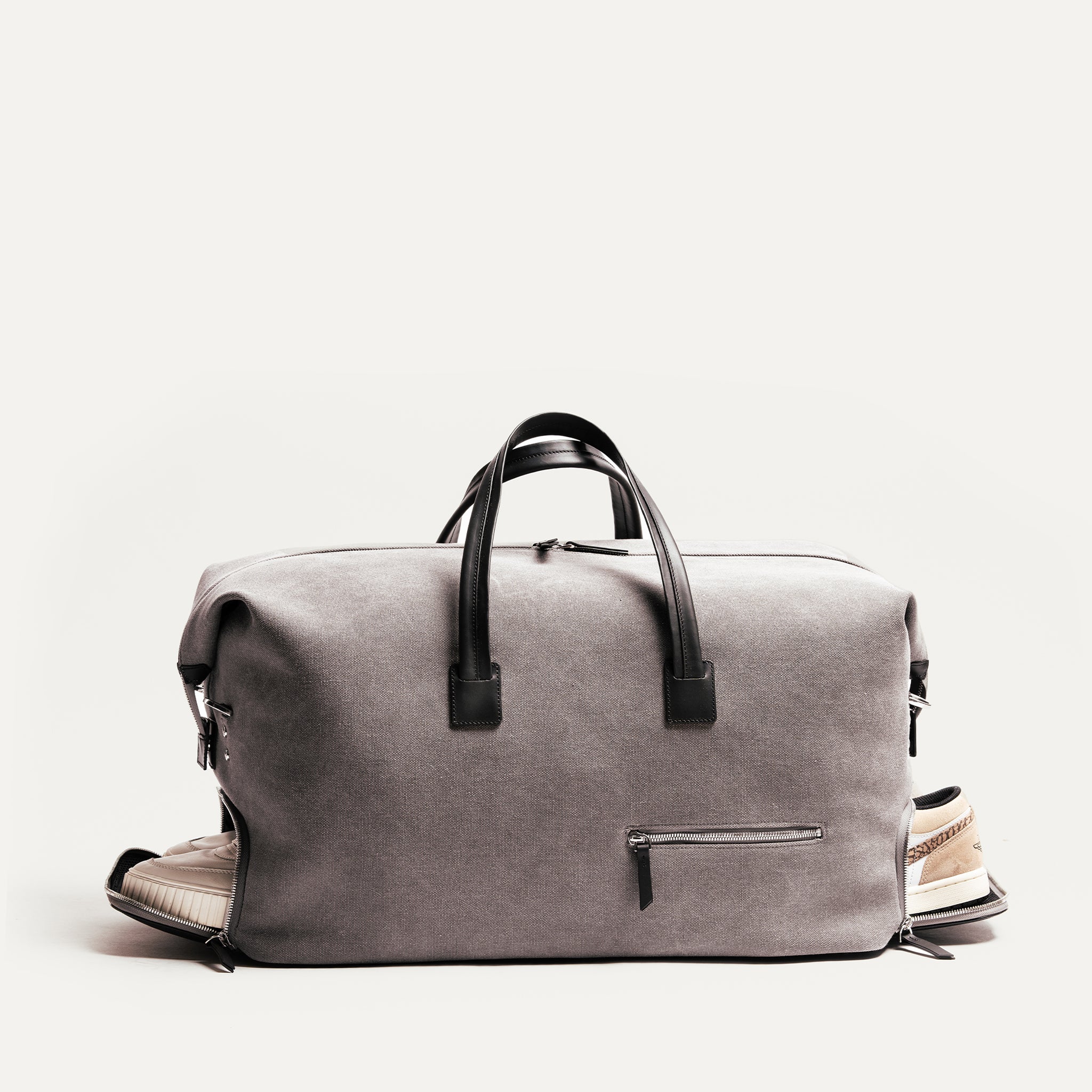 Sac de voyage WILSON est conçu pour les voyageurs exigeants, offrant un compartiment séparé pour chaussures pour garder vos affaires propres et un design en toile grise est à la fois élégant et résistant.