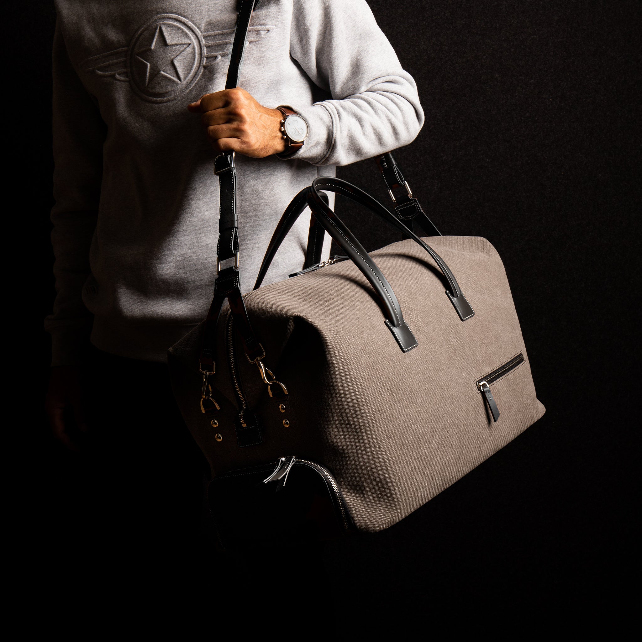 Sac weekender avec une sangle en cuir portée épaule offre un confort optimal en répartissant uniformément le poids ce qui diminue la pression sur le dos et le bras.