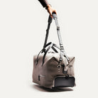 Sac de sport homme et femme en toile permet d'être porté à la main grâce à ses poignées solides en cuir ou sur l'épaule pour un meilleur confort avec sa sangle en cuir noire.