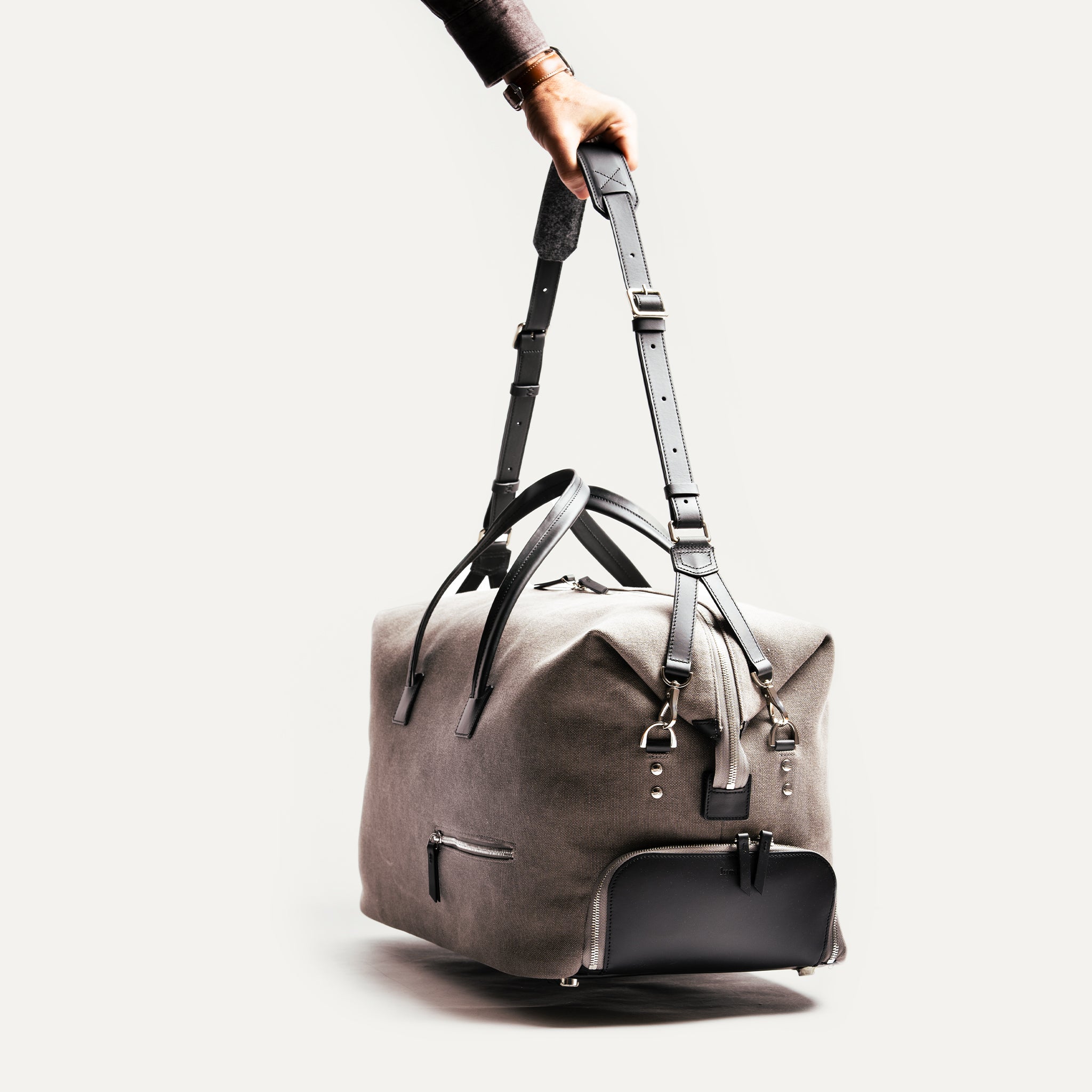 Sac de sport homme et femme en toile permet d'être porté à la main grâce à ses poignées solides en cuir ou sur l'épaule pour un meilleur confort avec sa sangle en cuir noire.