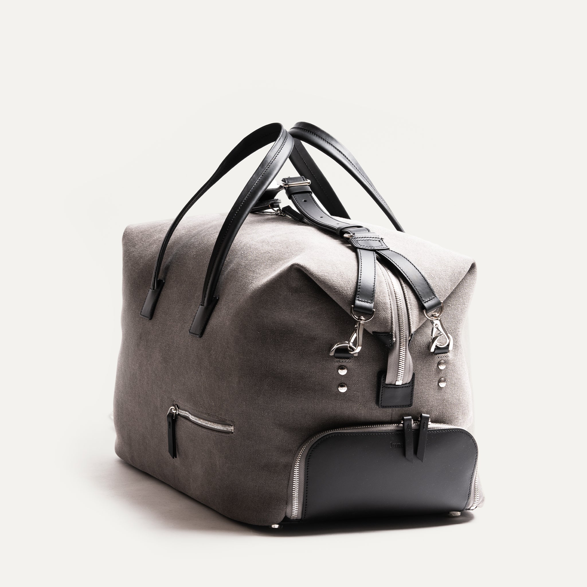 Sac en cuir de voyage pour femme WILSON pour y ranger vos vêtements, chaussures, trousse de toilette, ordinateur, câbles et batterie.