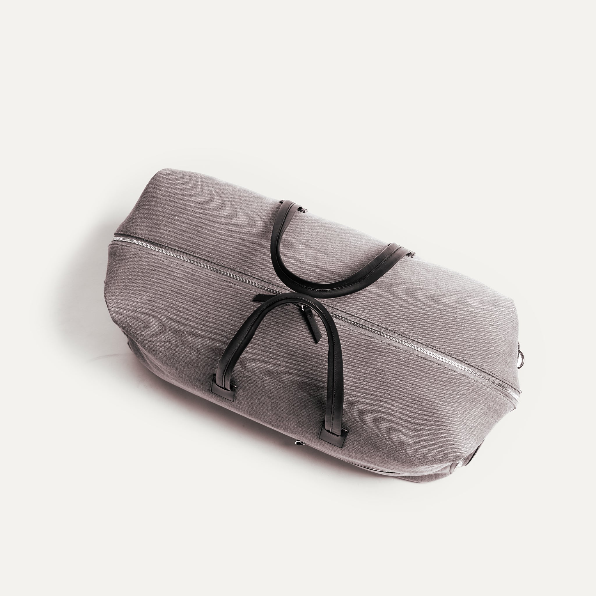 Sac week end pour homme et femme équipé de poignées solides et d'une finition soignée en font un choix durable et élégant pour tous vos déplacements.