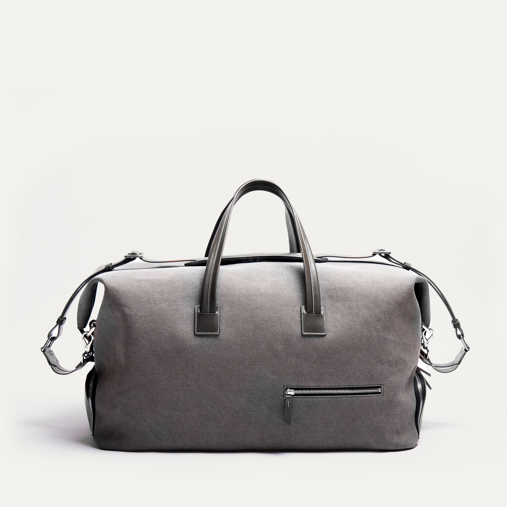 Sac en cuir de voyage pour femme en toile de coton déperlante et en cuir pleine fleur au tannage semi-végétal.