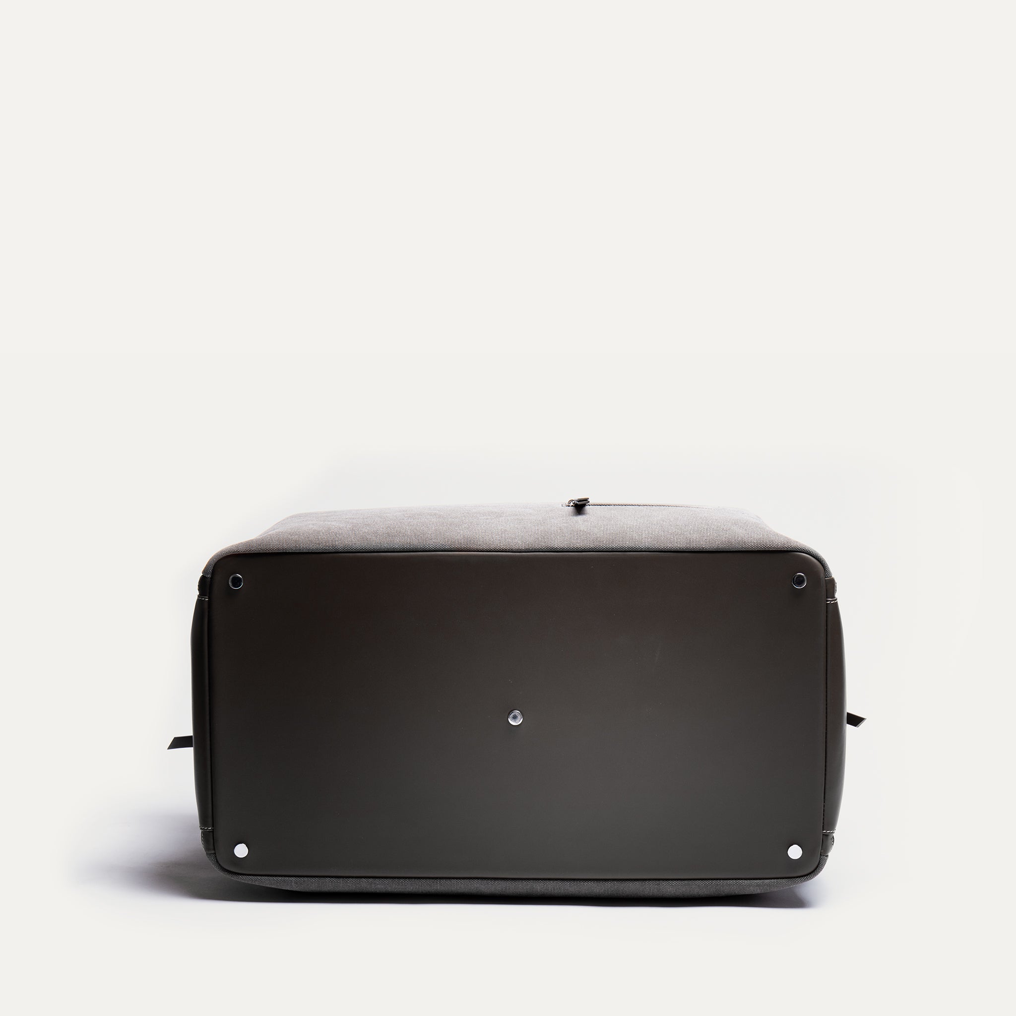 Sac de voyage WILSON est composé de 5 pieds de sac pour protéger le dessous quand vous le posez au sol.