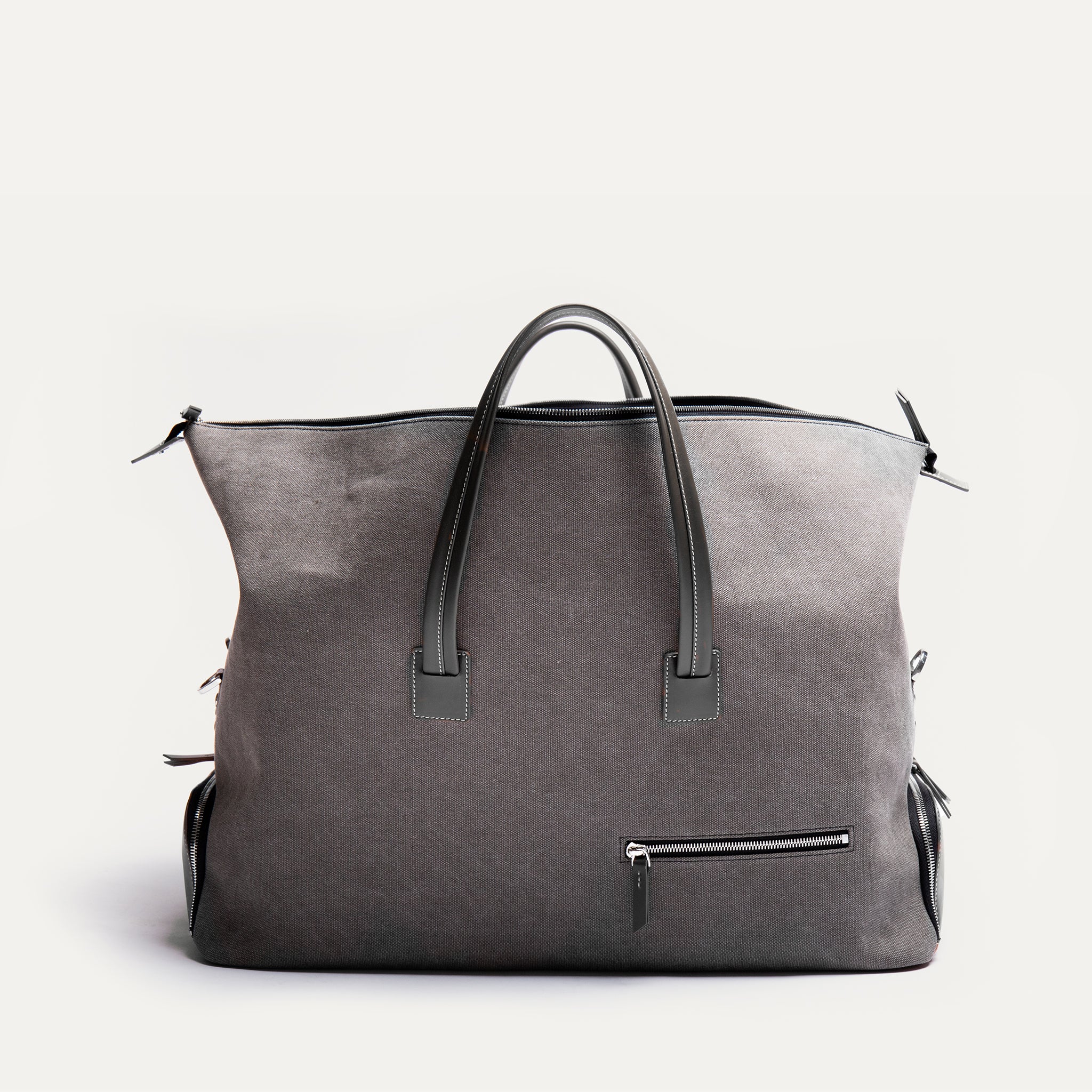 Sac de voyage cabine en toile grise et en cuir noir lui permet d'avoir une souplesse ayant la possibilité d'adapter ses dimensions, ce qui lui permet d'être accepté en bagage cabine.