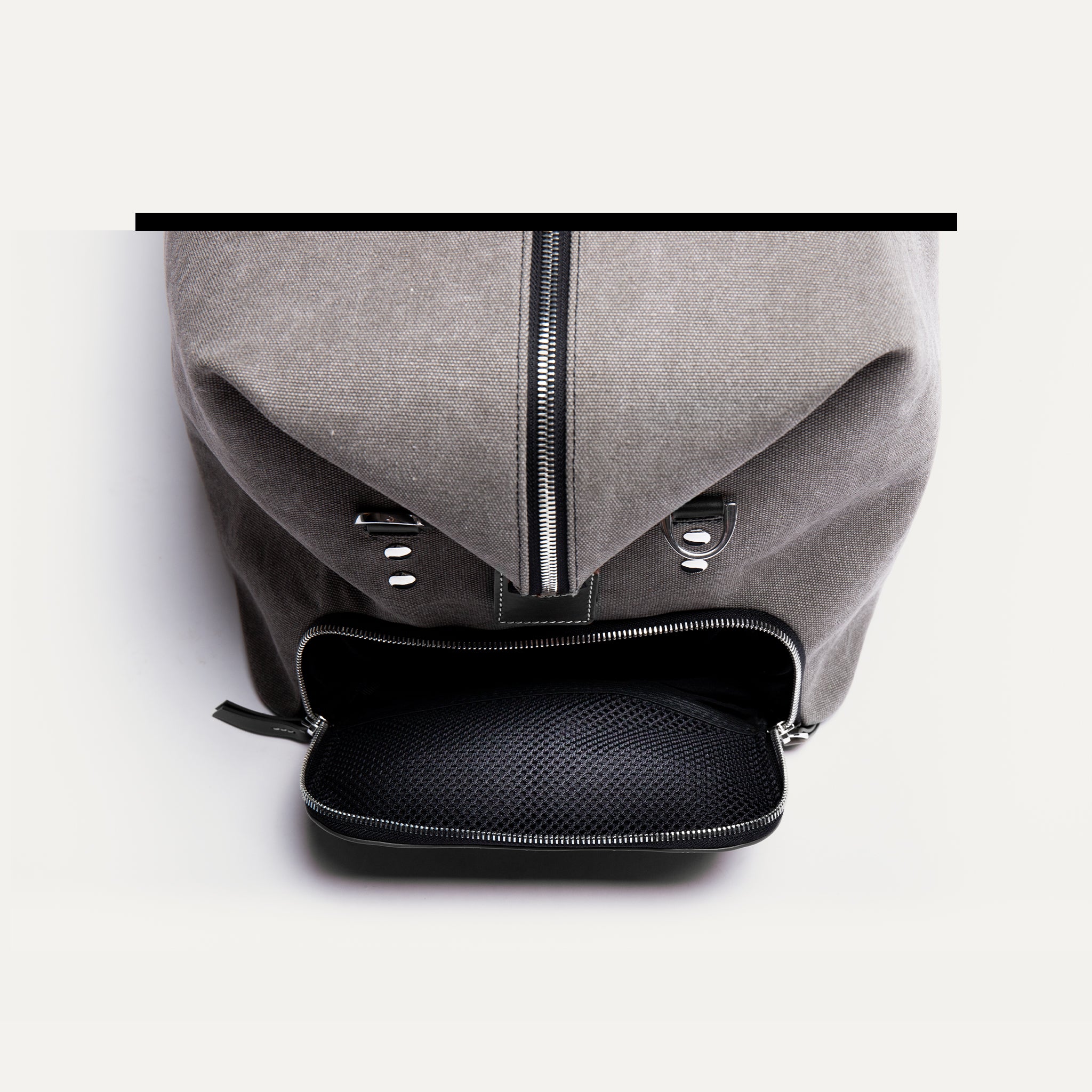 Sac week end pour homme et femme est parfait pour ceux qui cherchent à voyager avec élégance et praticité grâce au compartiment pour chaussures pour garder vos vêtements propres et bien rangés.