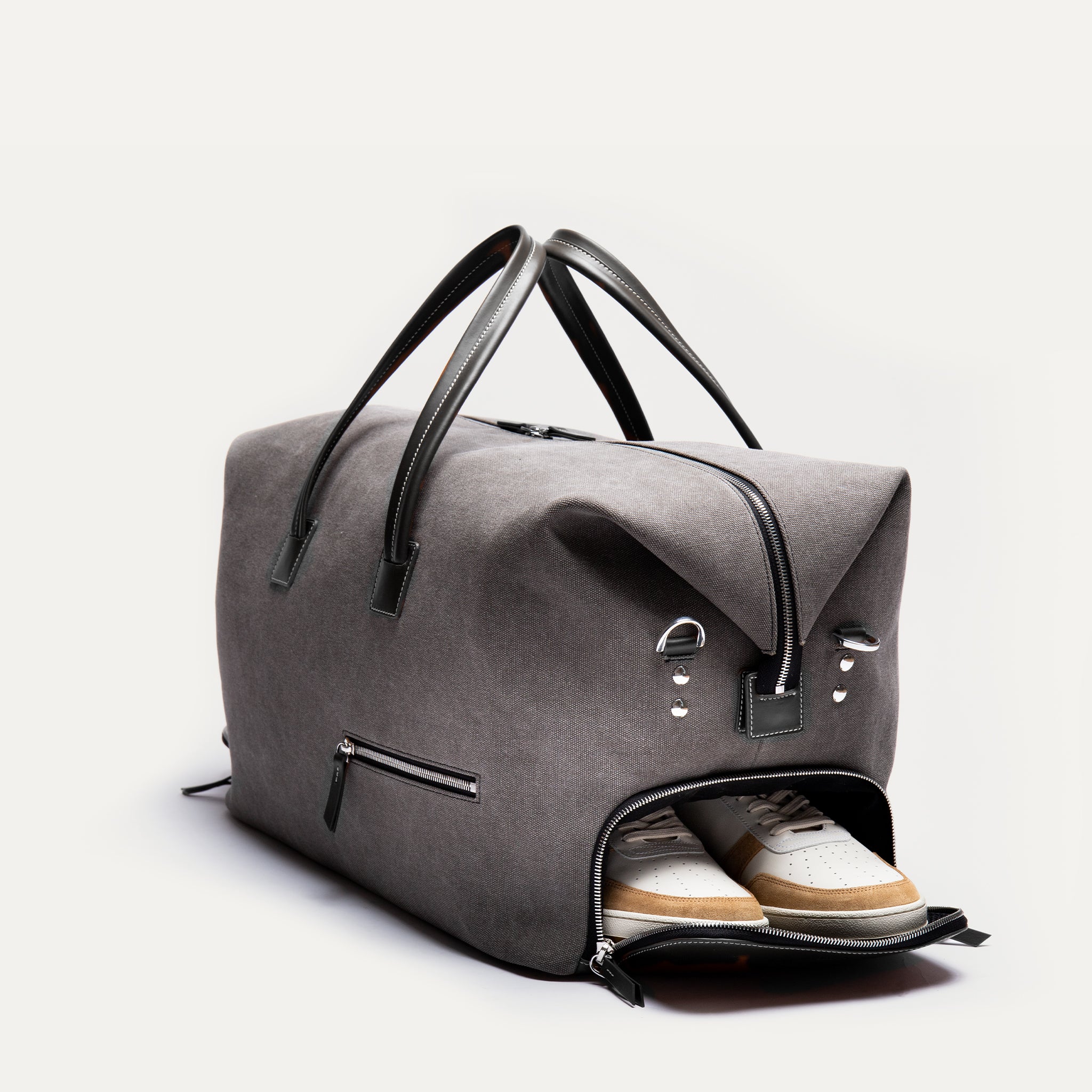 Sac en cuir de voyage pour femme combine style et fonctionnalité avec deux compartiments dédiés pour vos chaussures sans les abimer et garantit que vos vêtements restent propres et frais.