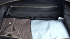 Zoom sur le rangements internes du sac de voyage en cuir lundi pour femme ou homme, montrant une organisation pensée pour les vêtements.