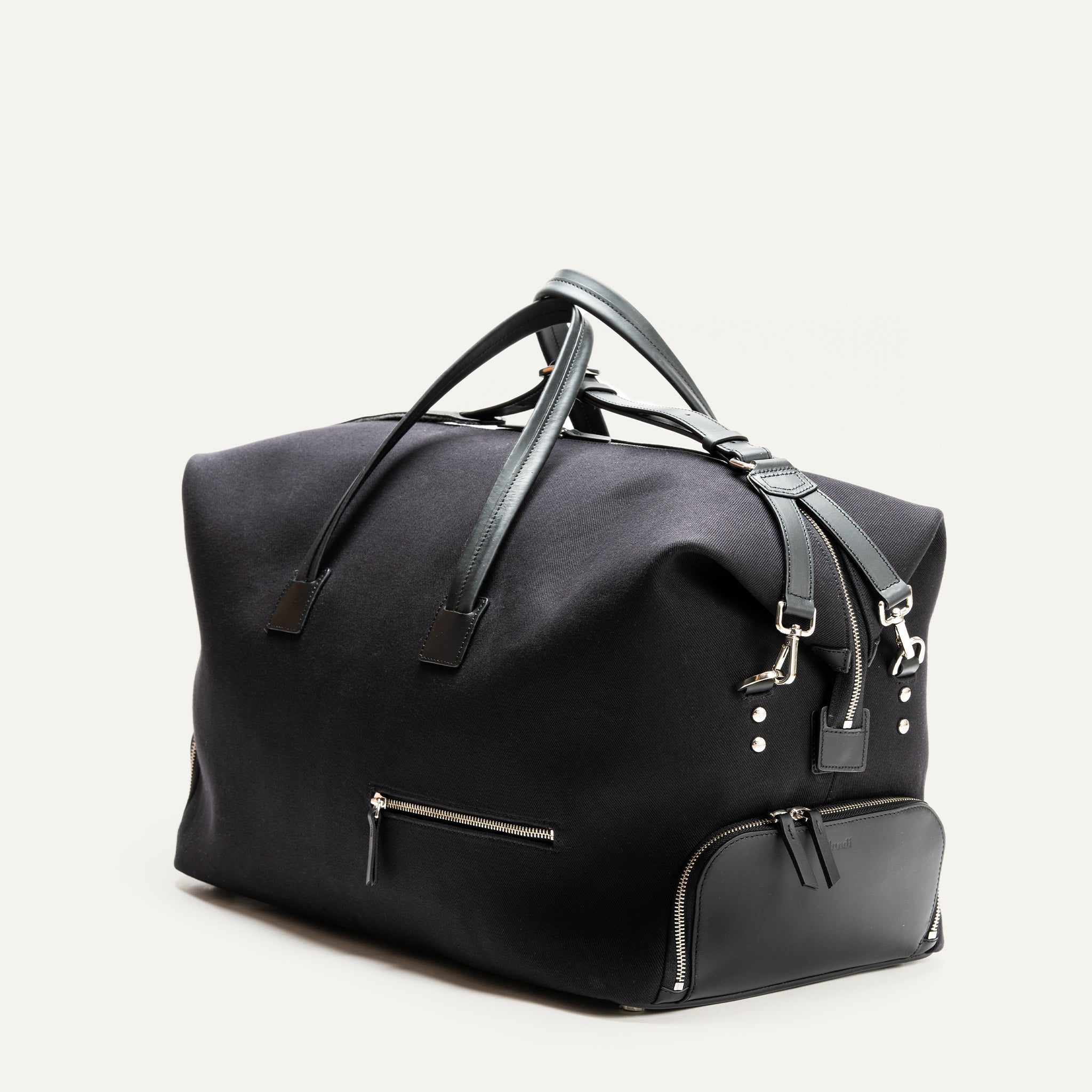 Sac de voyage homme élégant en toile noire avec finitions cuir, idéal comme sac de sport ou sac week end pour homme.