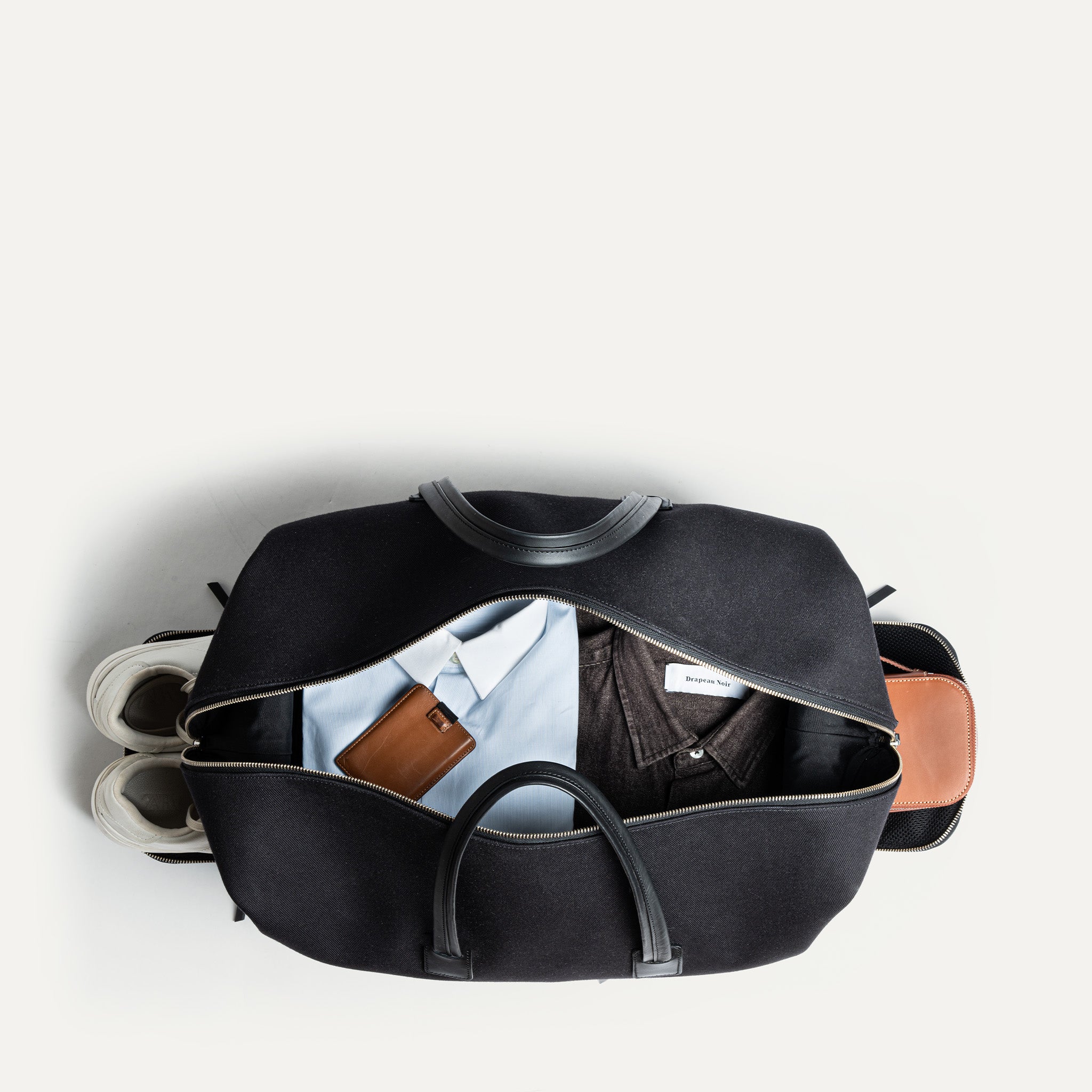 Vue du dessus d’un sac de voyage cabine bien rempli, parfait pour un week end ou déplacement professionnel.