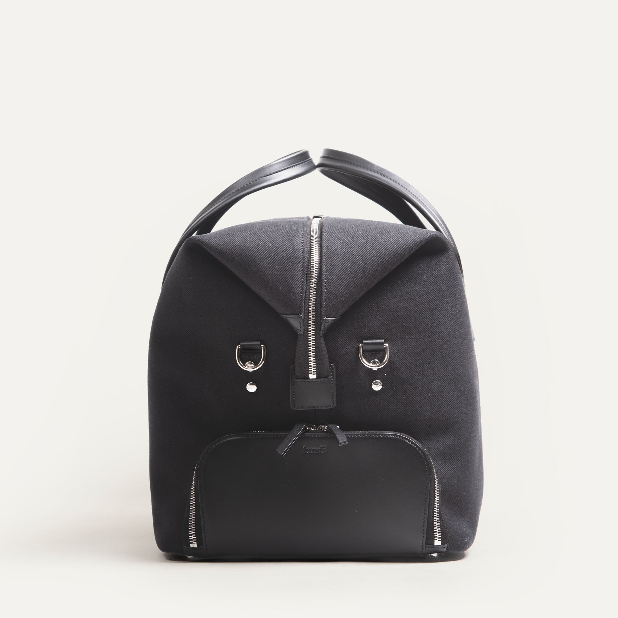 Sac de voyage pour homme en toile noire avec compartiment à chaussures, parfait comme sac de voyage cabine.