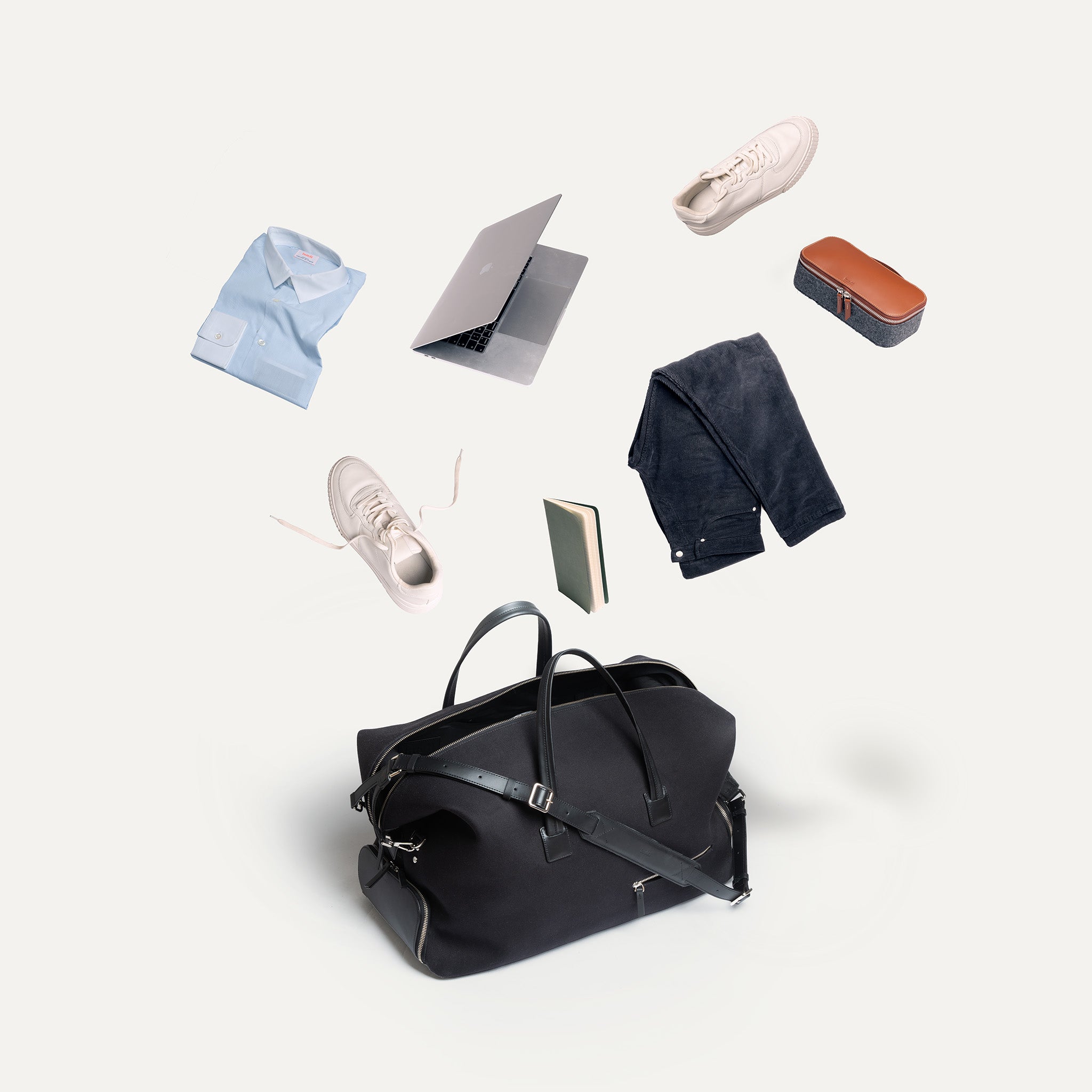 Contenu d’un sac de sport femme ou homme, illustrant sa capacité pour un usage week end ou business avec vêtements et accessoires.