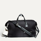 Sac weekender en toile noir et aux finitions cuir semi-végétal apportant robustesse et souplesse.