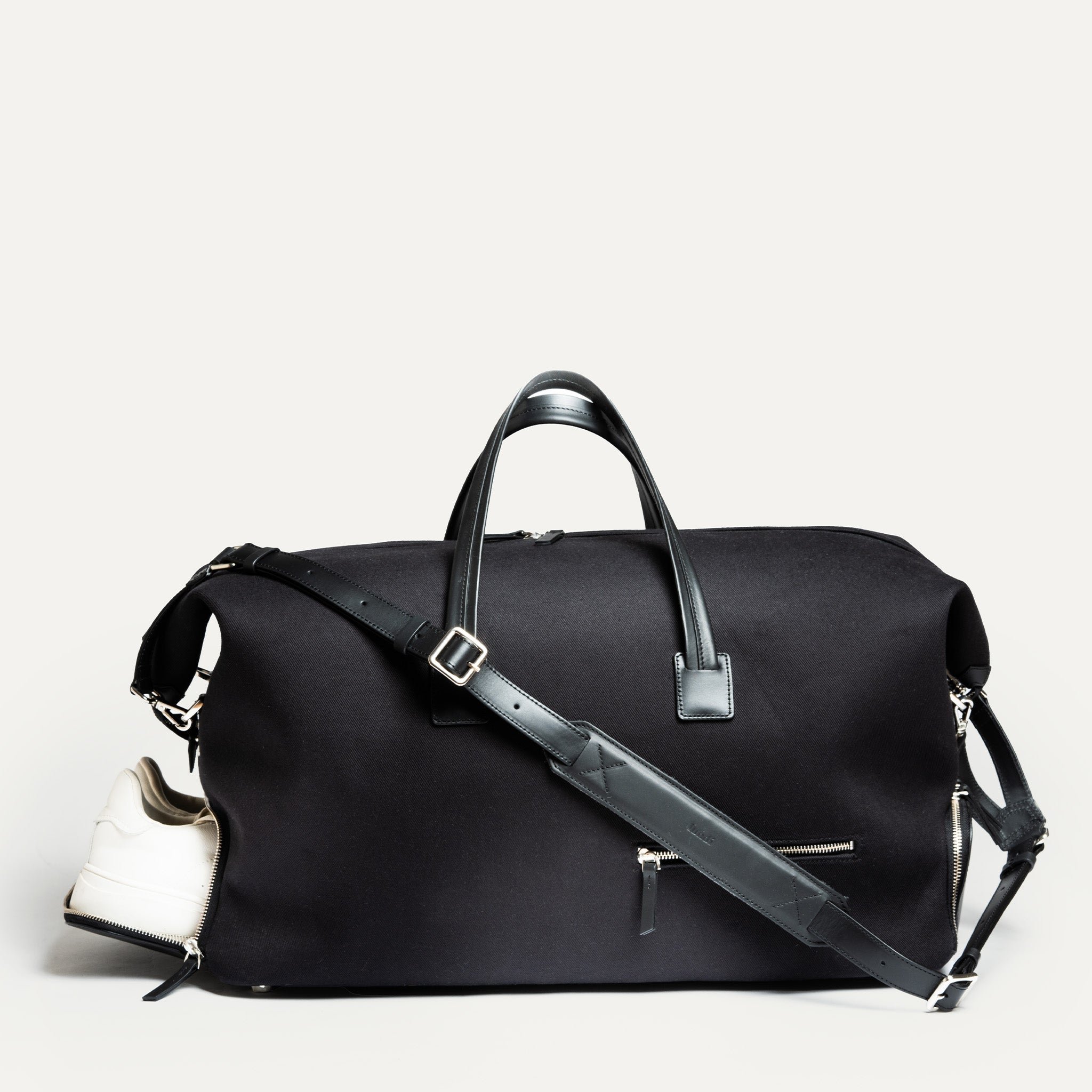 Sac weekender en toile noir et aux finitions cuir semi-végétal apportant robustesse et souplesse.