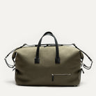 Sac week end pour homme en toile kaki et cuir noir, parfait pour les escapades ou les courts séjours.