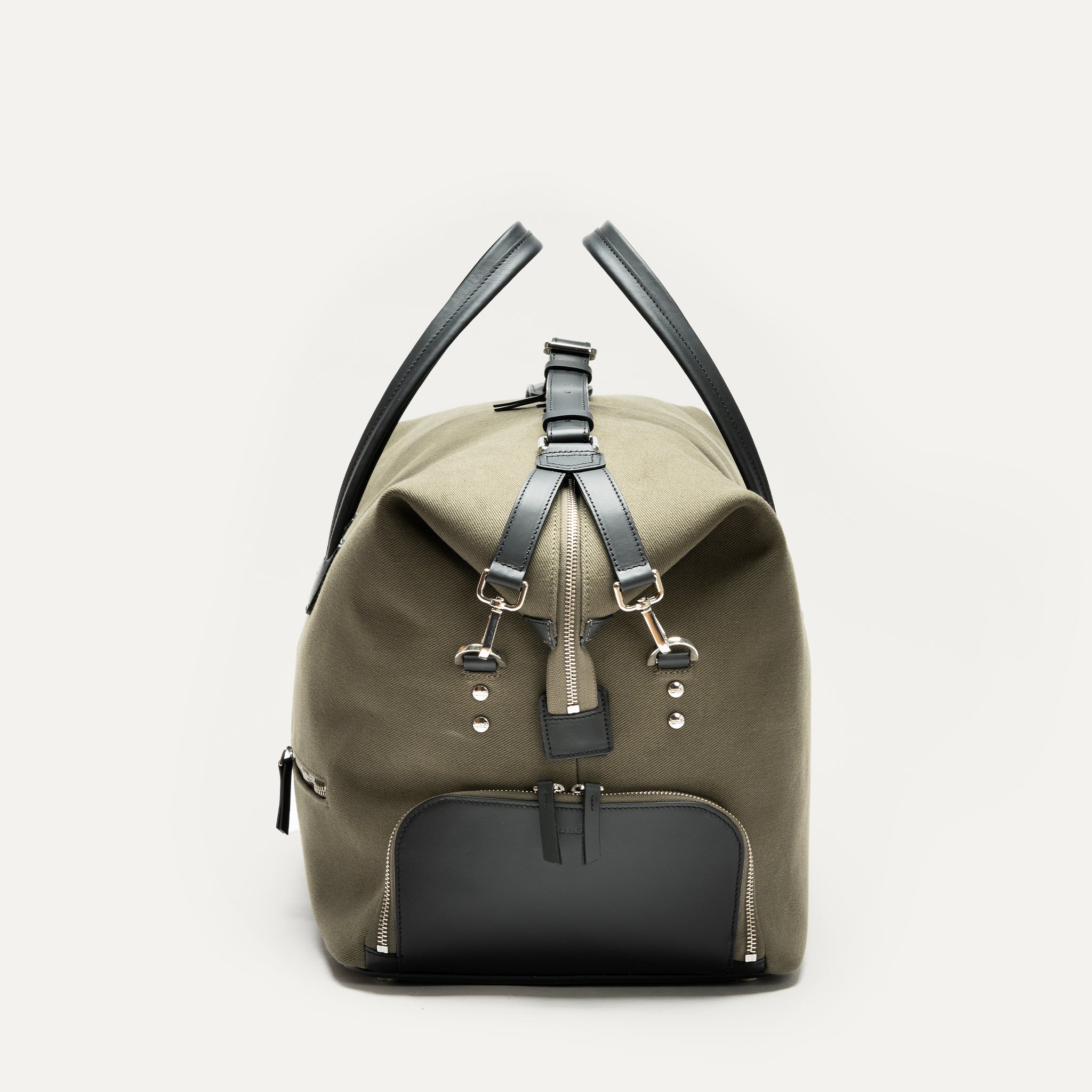 Vue de côté du sac de sport homme REMINGTON, compartiment chaussures intégré et finitions cuir.