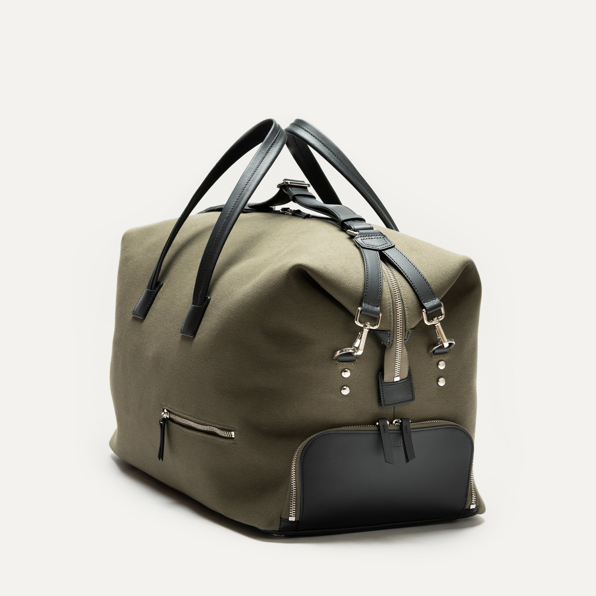 Sac de voyage homme kaki en toile et cuir noir, idéal pour un week-end ou un déplacement professionnel.