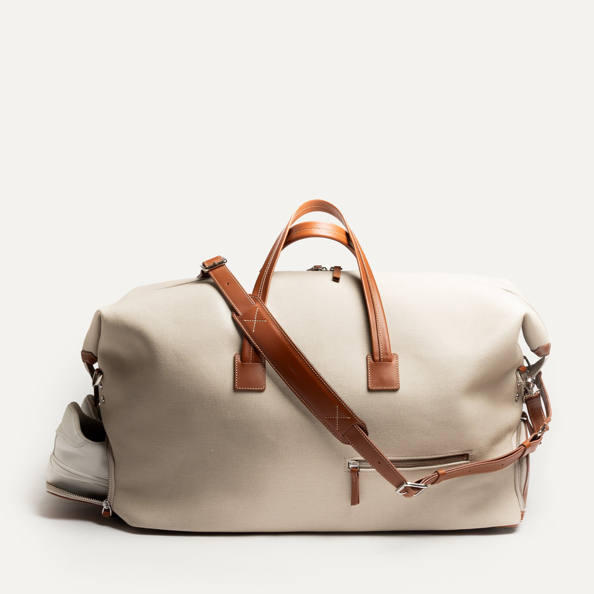 Sac de sport homme REMINGTON beige avec compartiment à chaussures pour éviter de salir les vêtements et bandoulière ajustable pour être confortable.