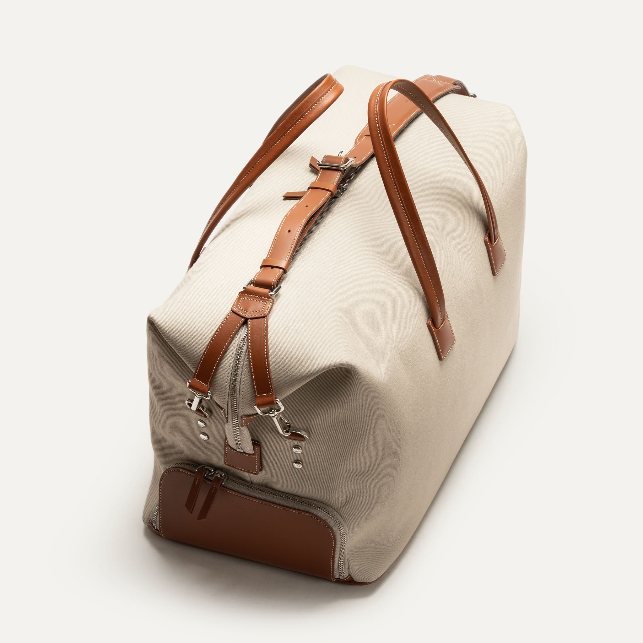 Sac de voyage femme REMINGTON vu du dessus, avec grande ouverture zippée et contenu bien organisé.