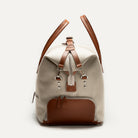 Sac de voyage cabine vu de profil avec détails en cuir marron et zips métalliques robustes parfait pour les voyages en avion.