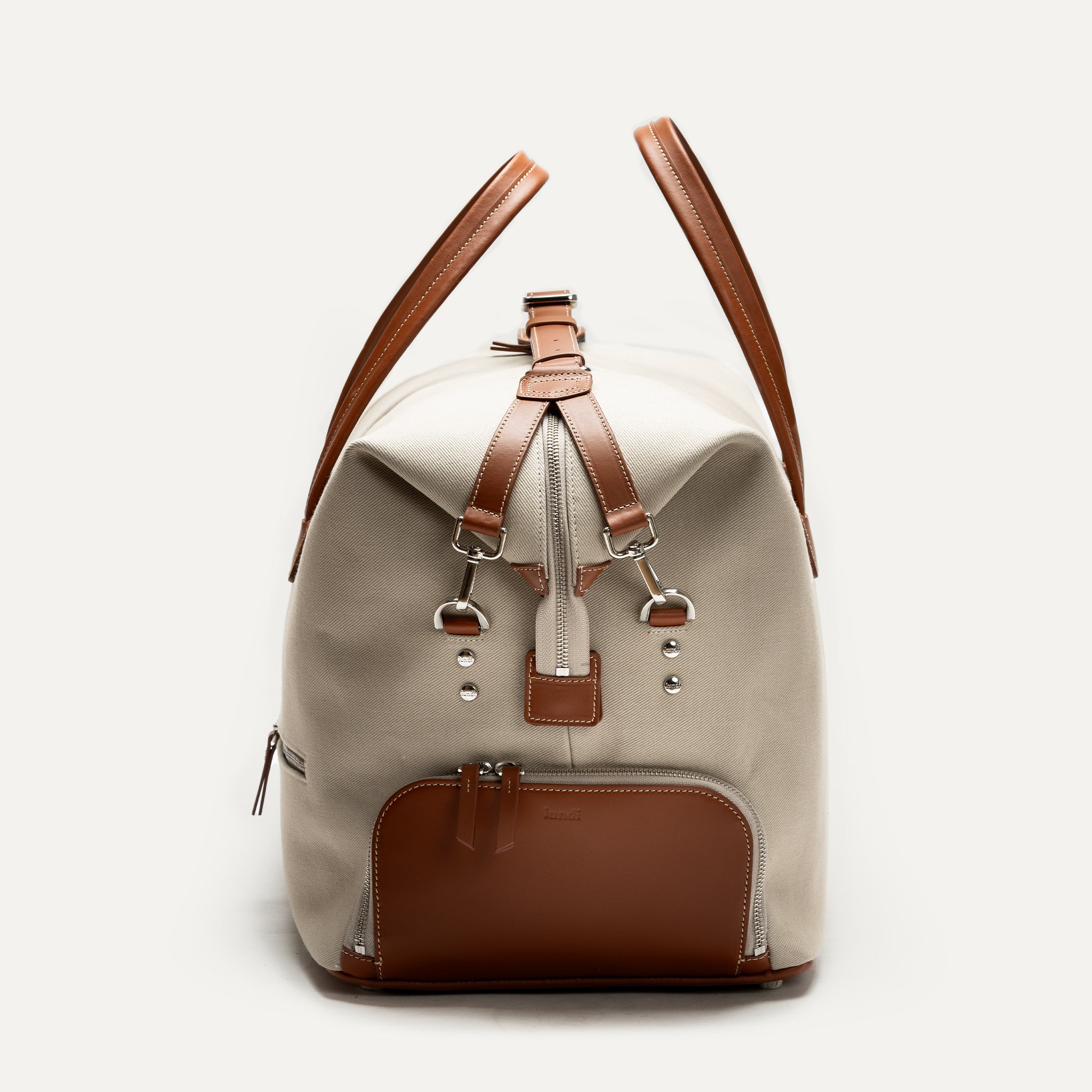 Sac de voyage cabine vu de profil avec détails en cuir marron et zips métalliques robustes parfait pour les voyages en avion.