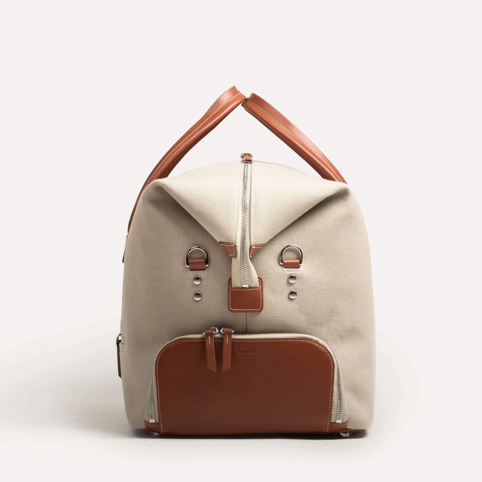 Sac de voyage cabine vu de profil avec détails en cuir marron et zips métalliques robustes parfait pour les voyages en avion.