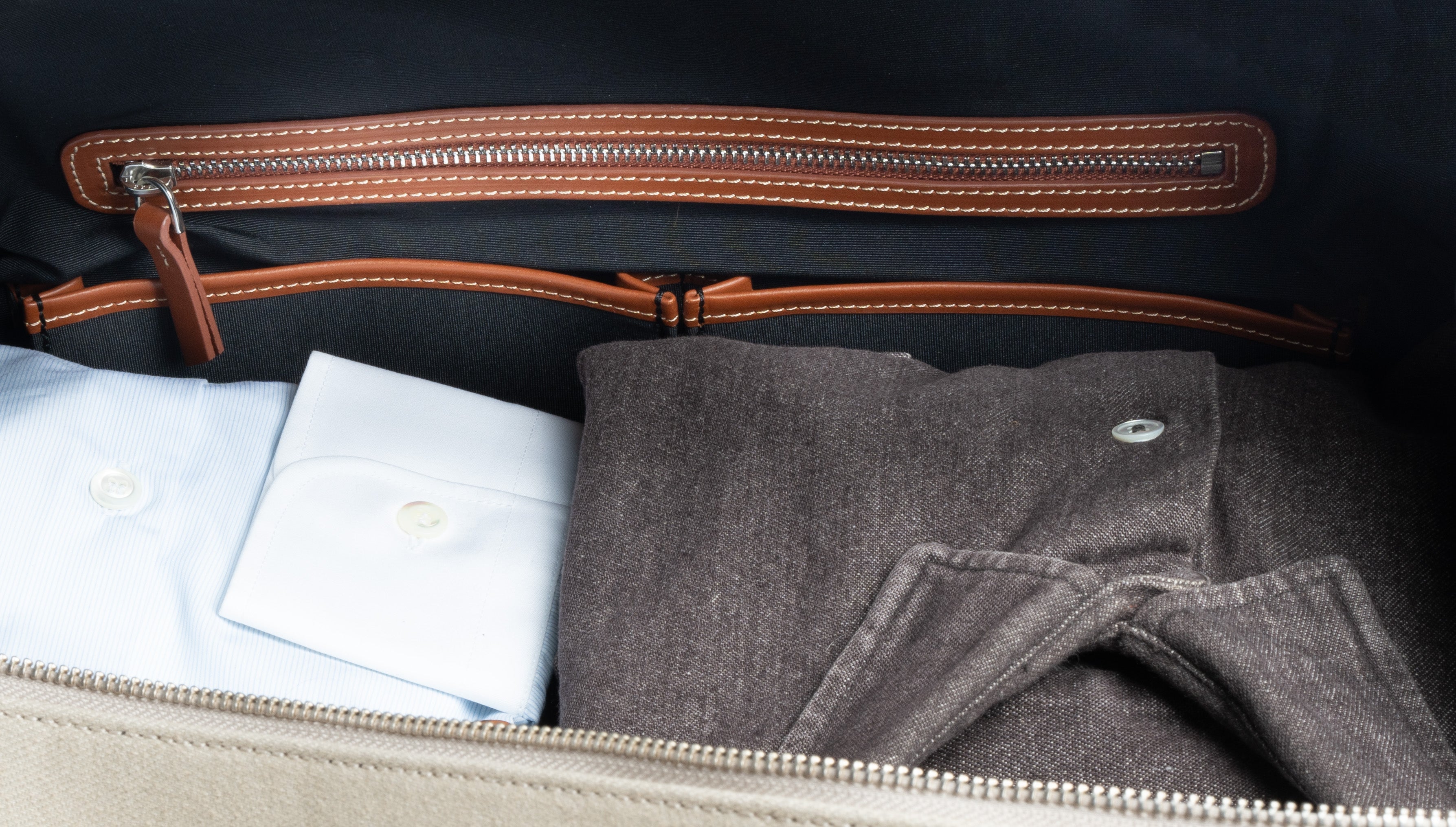 Détail sur la poche latérale et la finition cuir du sac weekender REMINGTON beige.