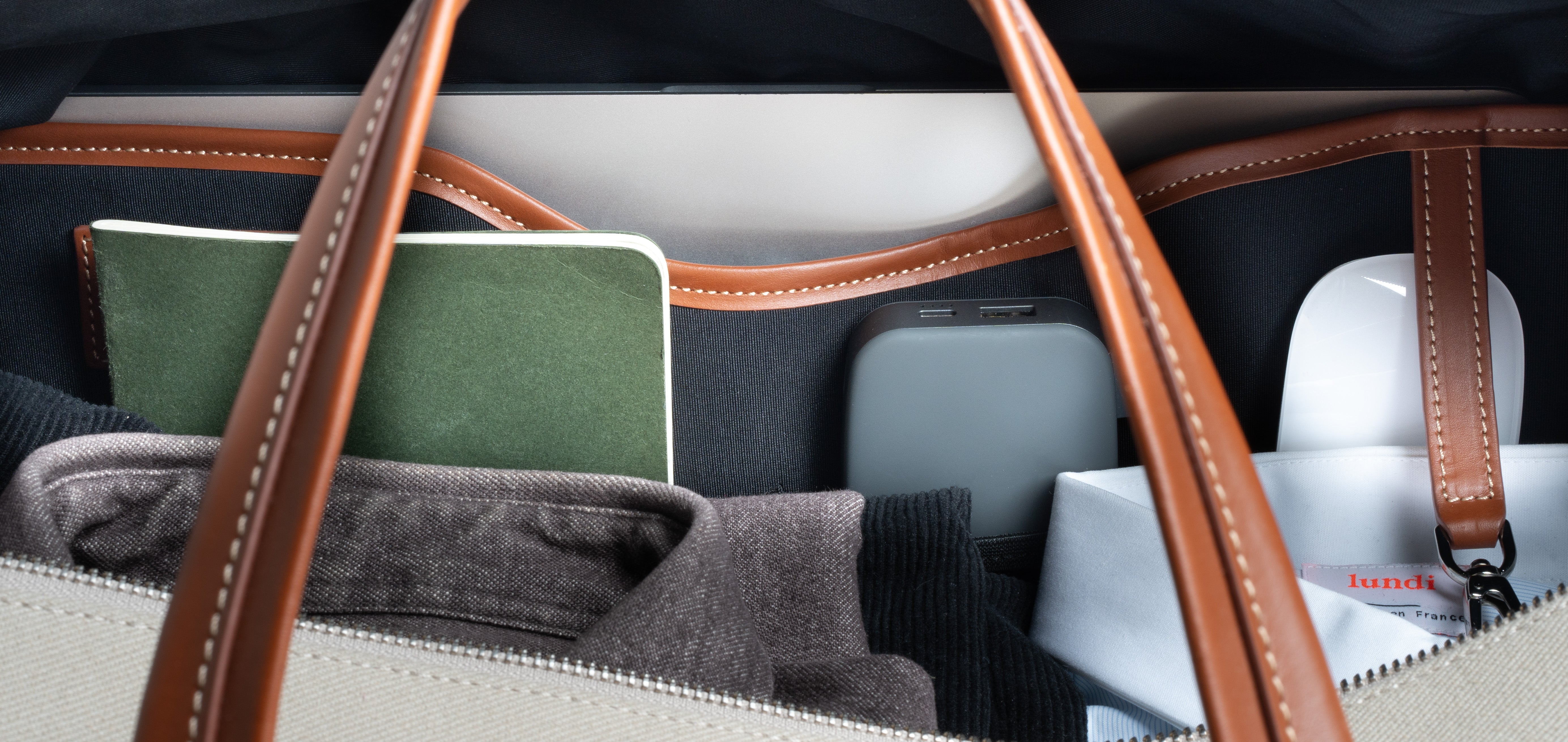 Vue de l’intérieur du sac weekender REMINGTON avec poches organisées et vêtements pliés.