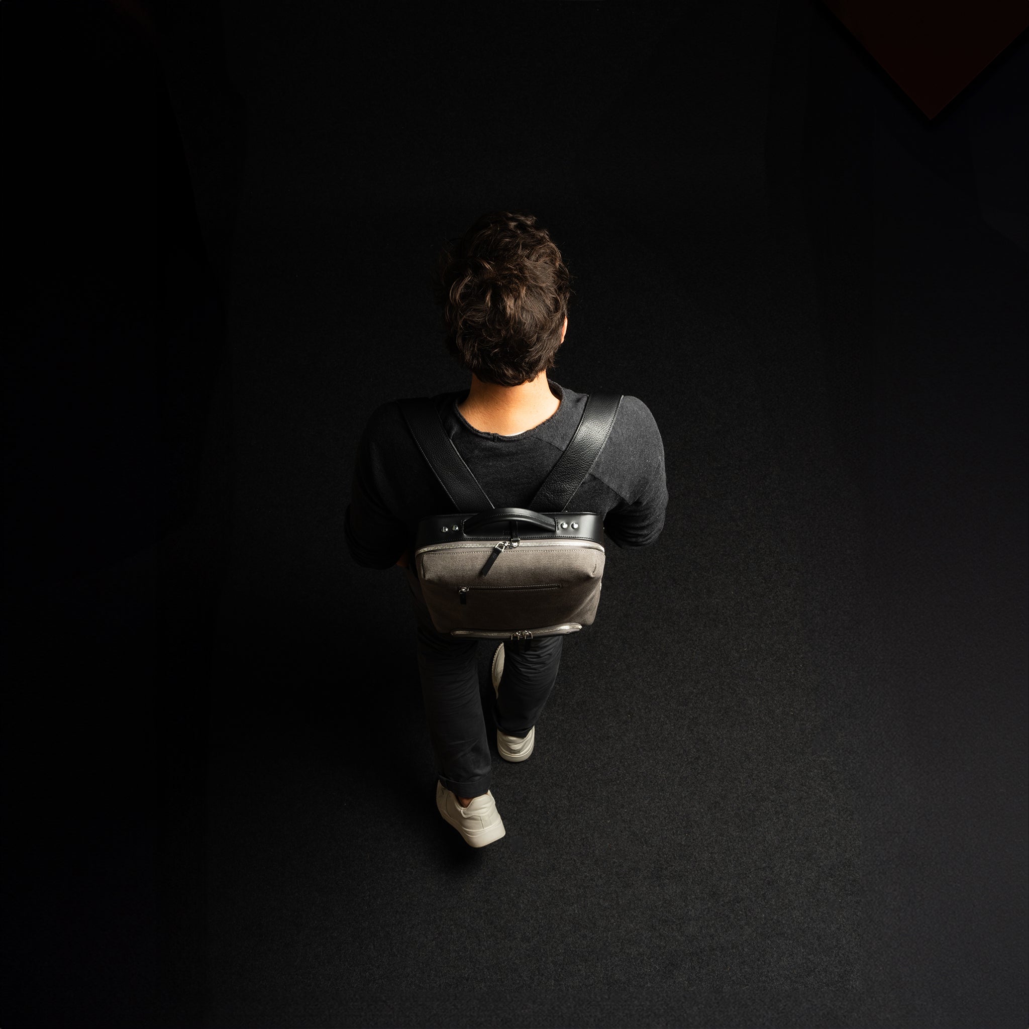sac à dos homme en cuir porté avec élégance, idéal pour un style business chic.