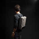 Sac à dos tendance homme en cuir et toile grise avec rangement passeport, format cabine et pour ordinateur.