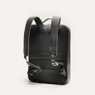 sac à dos en cuir homme équipé d'un passant trolley, idéal comme bagage cabine.