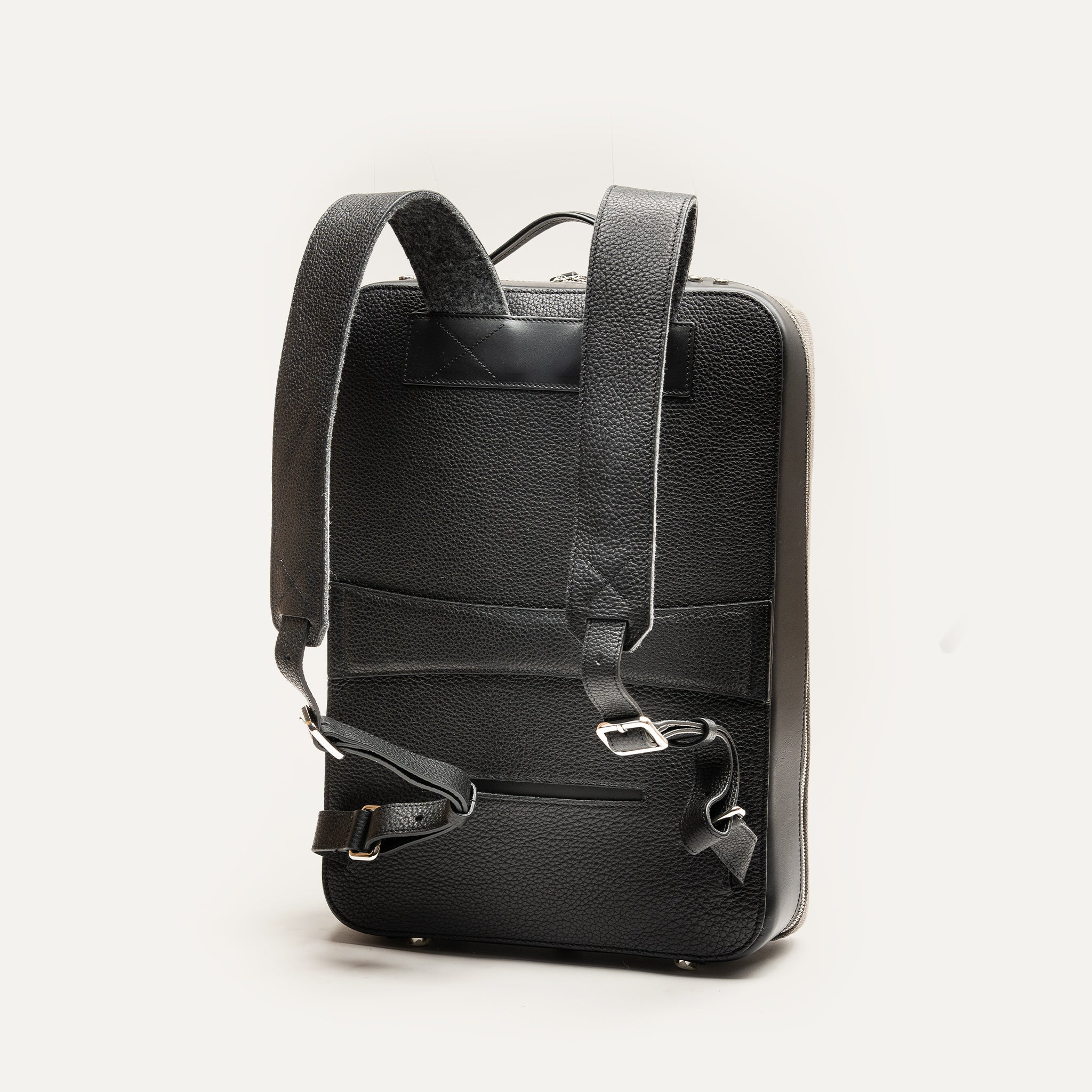 sac à dos en cuir homme équipé d'un passant trolley, idéal comme bagage cabine.