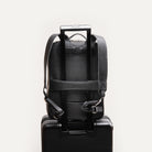 sac à dos en cuir gris et noir pour homme avec bretelles ajustables et passant trolley pour la valise.