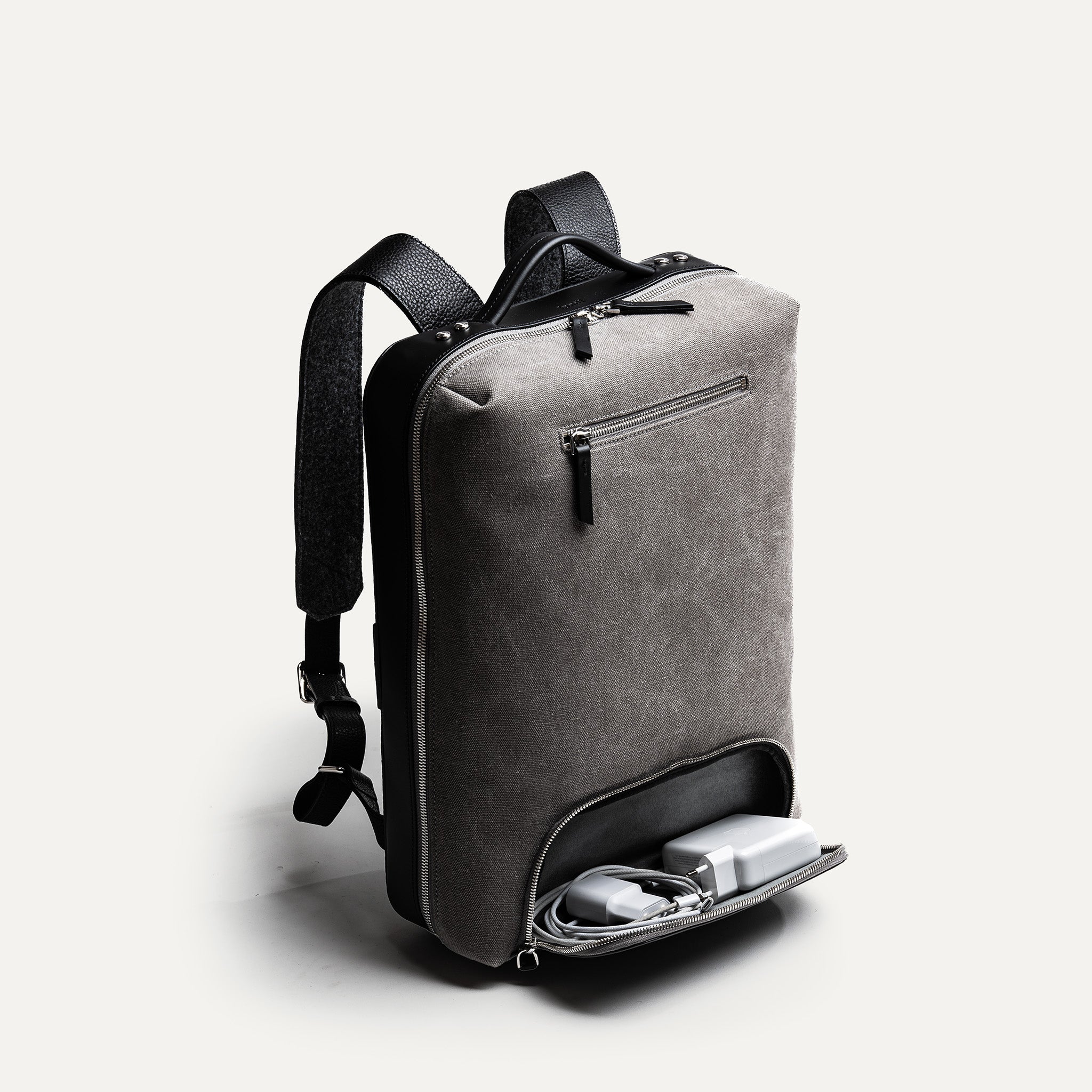 sac à dos cabine cuir et toile grise avec poche basse tech, idéal pour accessoires de travail.