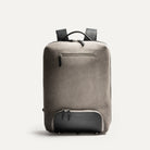 sac à dos cabine cuir et toile grise pour une silhouette structurée et élégante.