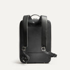 Vue arrière d’un sac à dos en cuir homme élégant par lundi.
