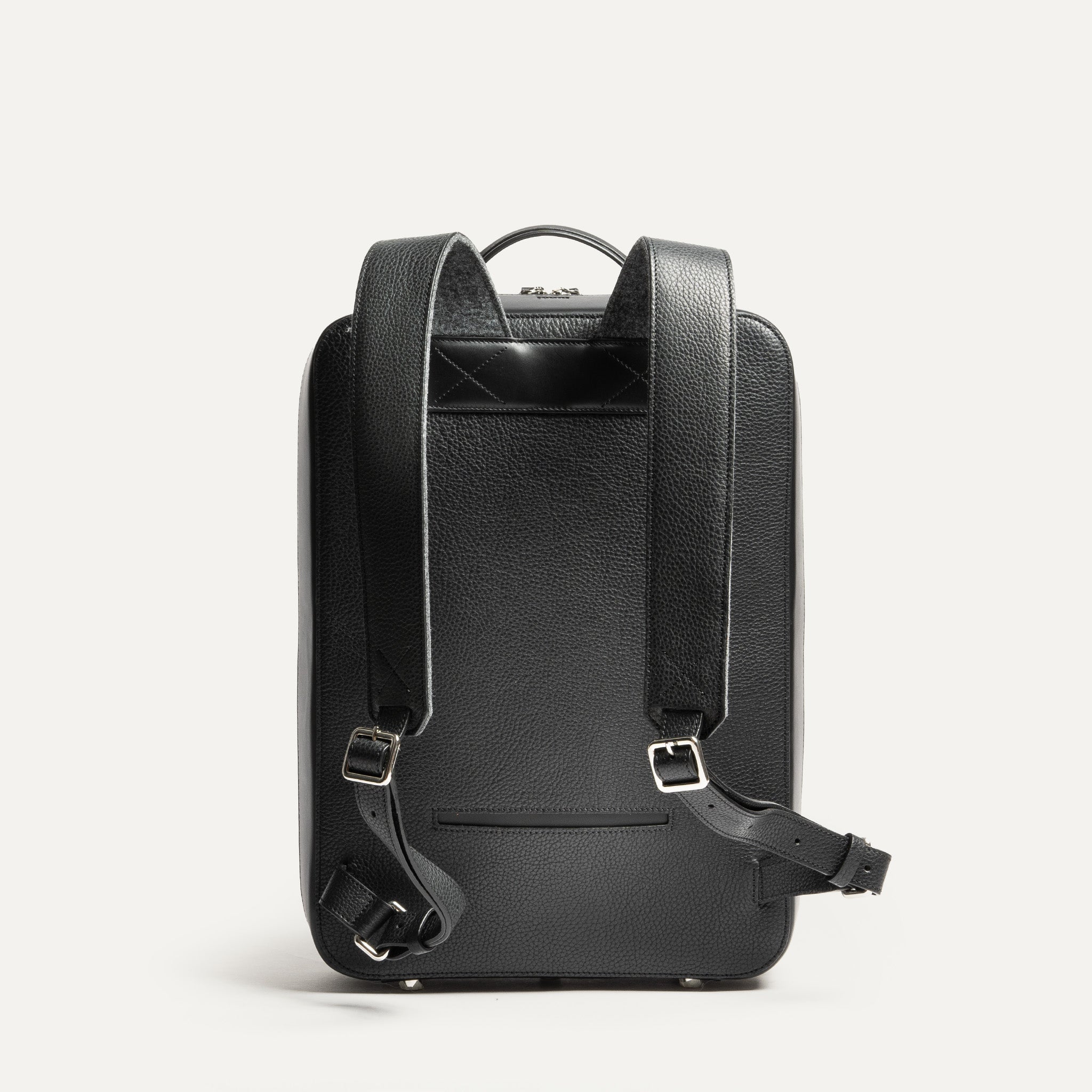 Vue arrière d’un sac à dos en cuir homme élégant par lundi.
