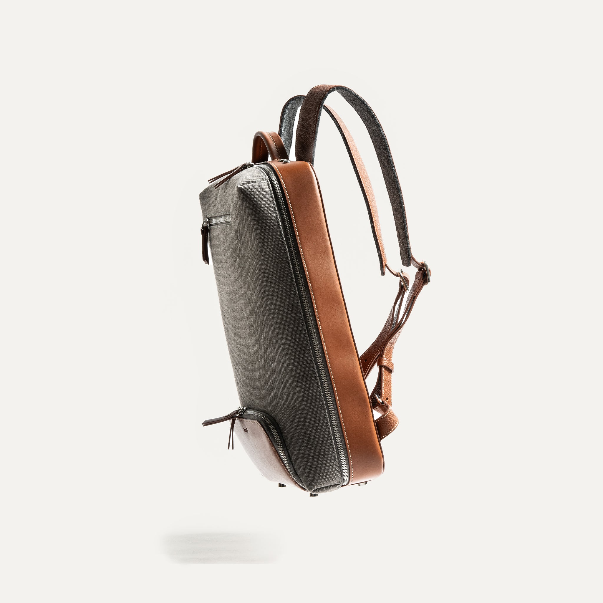 sac à dos ordinateur léger, pratique et confortable, avec des anses réglables.