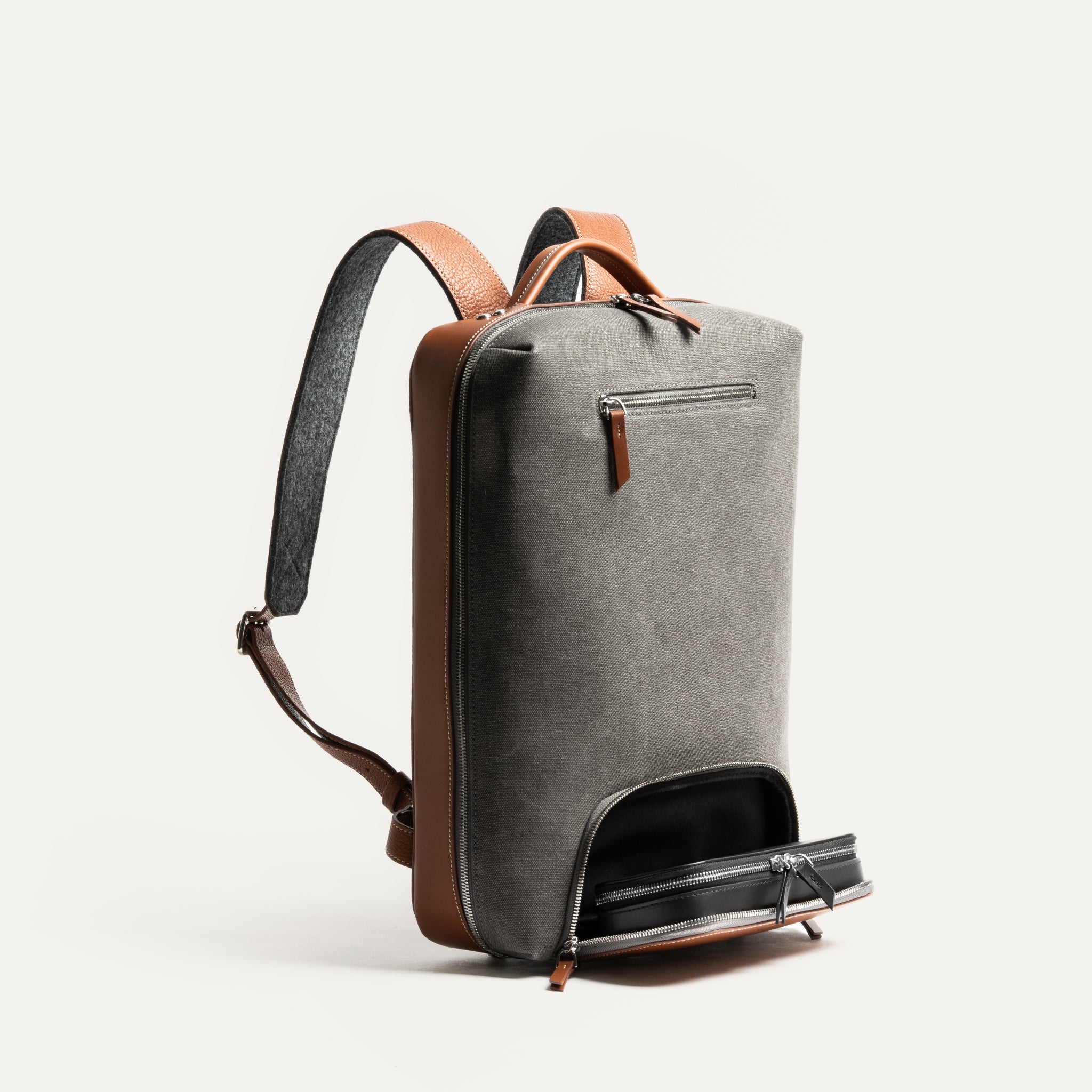 sac à dos cabine avion 40x20x25 avec un compartiment extérieur pour la trousse de toilette.